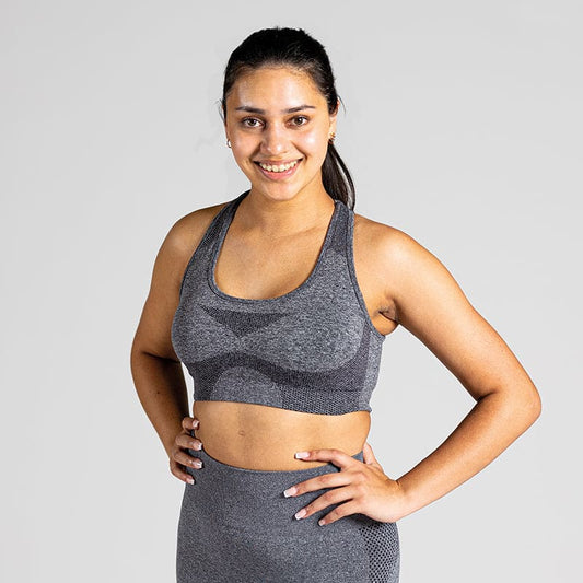 Seamless Yoga Bra in Dunkelgrau (Dark Grey); nahtloser Sport-BH mit Racerback und Mesh-Details für Belüftung bei Yoga, Pilates und low-impact Training.
