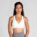 Comfort Padded Yoga Bra in weiß; gepolsterter Sport-BH mit Wrap-Optik und tiefem Rückenausschnitt für Yoga, Pilates und low-impact Training.
