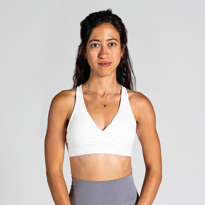 Comfort Padded Yoga Bra in weiß; gepolsterter Sport-BH mit Wrap-Optik und tiefem Rückenausschnitt für Yoga, Pilates und low-impact Training.