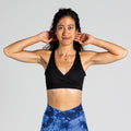 Comfort Padded Yoga Bra in Schwarz; gepolsterter Sport-BH mit Wrap-Optik und tiefem Rückenausschnitt für Yoga, Pilates und low-impact Training.