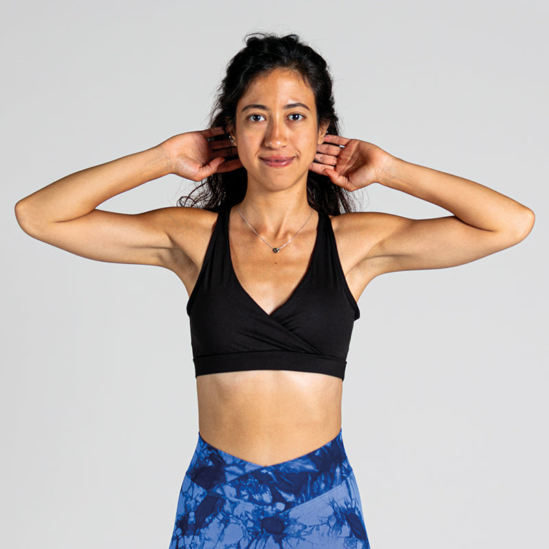 Comfort Padded Yoga Bra in Schwarz; gepolsterter Sport-BH mit Wrap-Optik und tiefem Rückenausschnitt für Yoga, Pilates und low-impact Training.