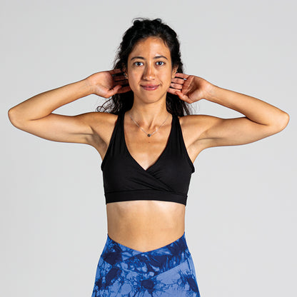 Comfort Padded Yoga Bra in Schwarz; gepolsterter Sport-BH mit Wrap-Optik und tiefem Rückenausschnitt für Yoga, Pilates und low-impact Training.