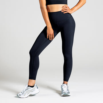 Essential Training Leggings in Schwarz; blickdichte High Waist Fitness-Leggings mit breitem Komfortbund für das Gym, Fitness und Cardio-Training.