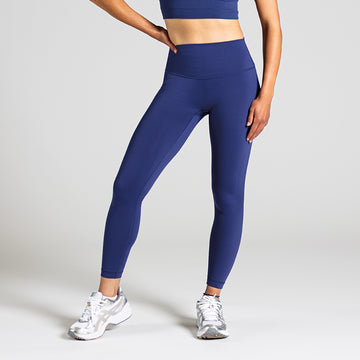 Essential Training Leggings in Dunkelblau (Night Sea); blickdichte High Waist Fitness-Leggings mit breitem Komfortbund für das Gym, Fitness und Cardio-Training.