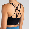 Sleek Silhouette Yoga Bra in Schwarz; minimalistischer Sport-BH mit Two-Strap Cross-Back für Yoga, Pilates und low-impact Training.