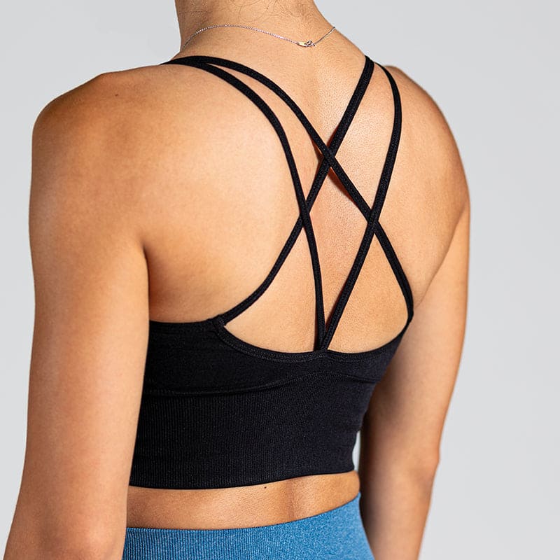 Sleek Silhouette Yoga Bra in Schwarz; minimalistischer Sport-BH mit Two-Strap Cross-Back für Yoga, Pilates und low-impact Training.