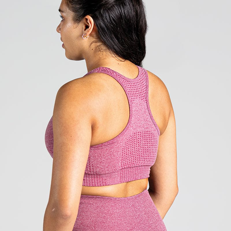Soft Flow Yoga Bra in Mauve; nahtloser Sport BH mit Racerback und Mesh-Details für Belüftung bei Yoga, Pilates und low-impact Training.