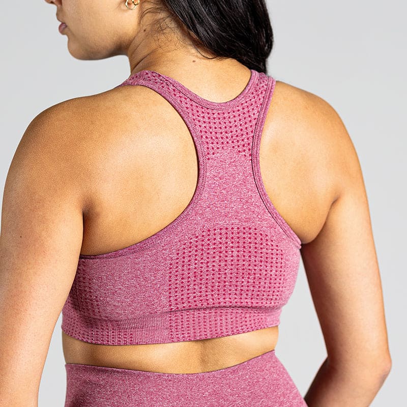 Soft Flow Yoga Bra in Mauve; nahtloser Sport BH mit Racerback und Mesh-Details für Belüftung bei Yoga, Pilates und low-impact Training.