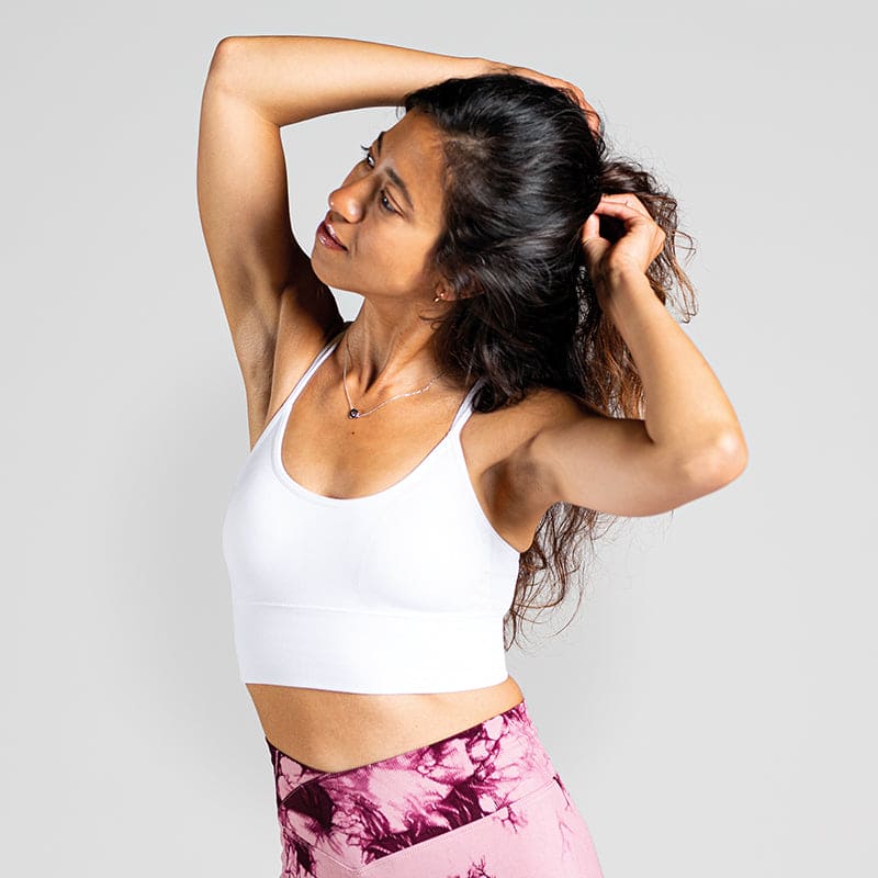 Sleek Silhouette Yoga Bra in Weiß; minimalistischer Sport-BH mit Two-Strap Cross-Back für Yoga, Pilates und low-impact Training.
