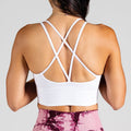 Sleek Silhouette Yoga Bra in Weiß; minimalistischer Sport-BH mit Two-Strap Cross-Back für Yoga, Pilates und low-impact Training.