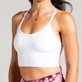 Sleek Silhouette Yoga Bra in Weiß; minimalistischer Sport-BH mit Two-Strap Cross-Back für Yoga, Pilates und low-impact Training.