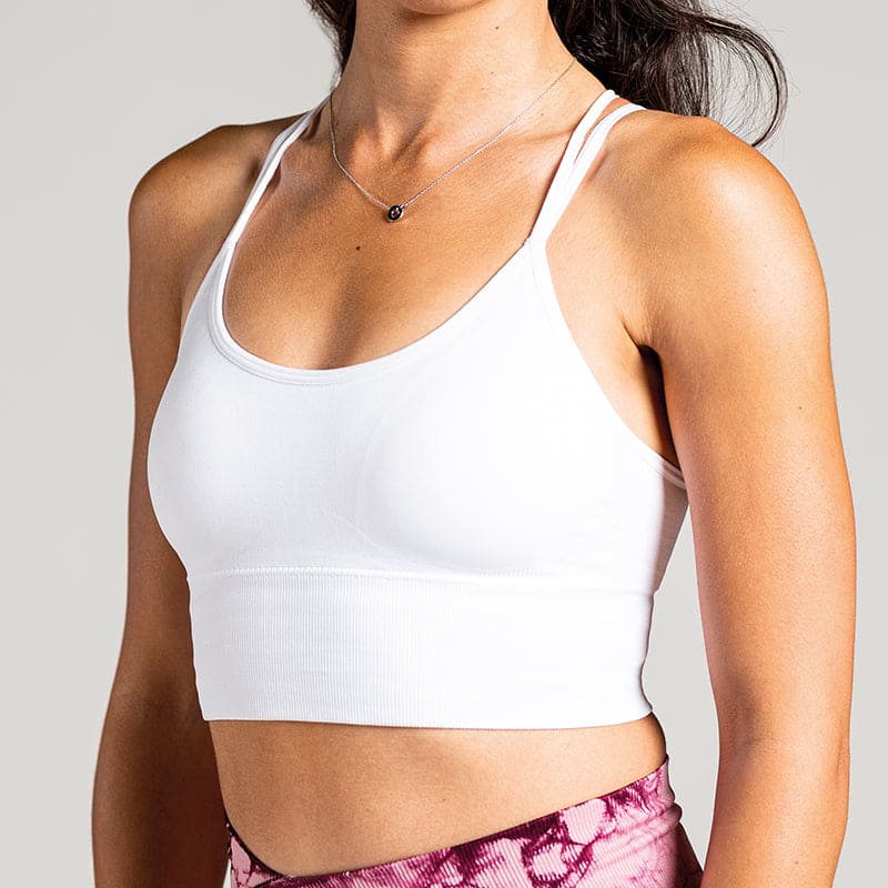 Sleek Silhouette Yoga Bra in Weiß; minimalistischer Sport-BH mit Two-Strap Cross-Back für Yoga, Pilates und low-impact Training.