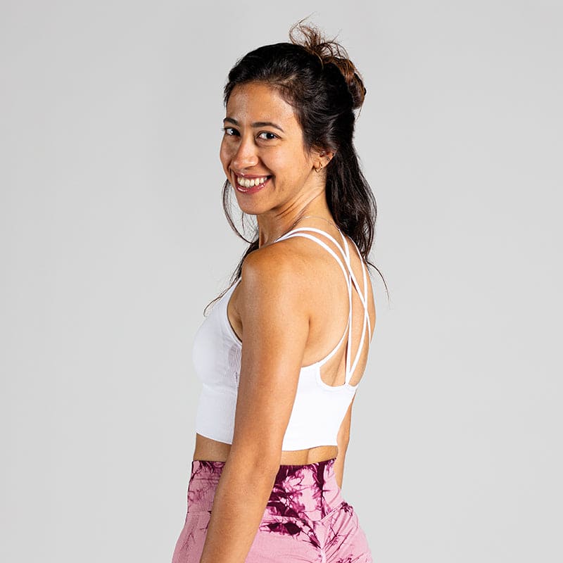 Sleek Silhouette Yoga Bra in Weiß; minimalistischer Sport-BH mit Two-Strap Cross-Back für Yoga, Pilates und low-impact Training.