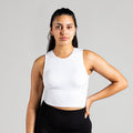 Open Back Workout Bra in Weiß; nahtloser Sport BH mit offenem Rücken für Damen, ideal für Yoga, Pilates und low-impact Training