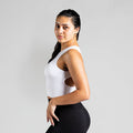 Open Back Workout Bra in Weiß; nahtloser Sport BH mit offenem Rücken für Damen, ideal für Yoga, Pilates und low-impact Training