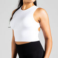 Open Back Workout Bra in Weiß; nahtloser Sport BH mit offenem Rücken für Damen, ideal für Yoga, Pilates und low-impact Training