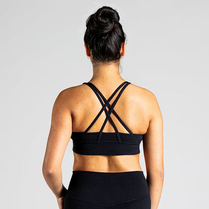 Performance Workout Sports Bra in Schwarz (Black); funktionaler Sport-BH mit two-strap cross-back Design am Rücken für starken Halt und maximale Bewegungsfreiheit beim Fitness und Cardio-Training.