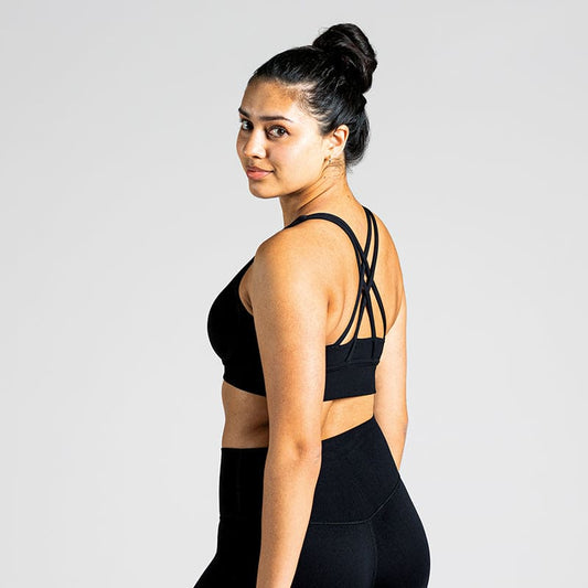 Performance Workout Sports Bra in Schwarz (Black); funktionaler Sport-BH mit two-strap cross-back Design am Rücken für starken Halt und maximale Bewegungsfreiheit beim Fitness und Cardio-Training.
