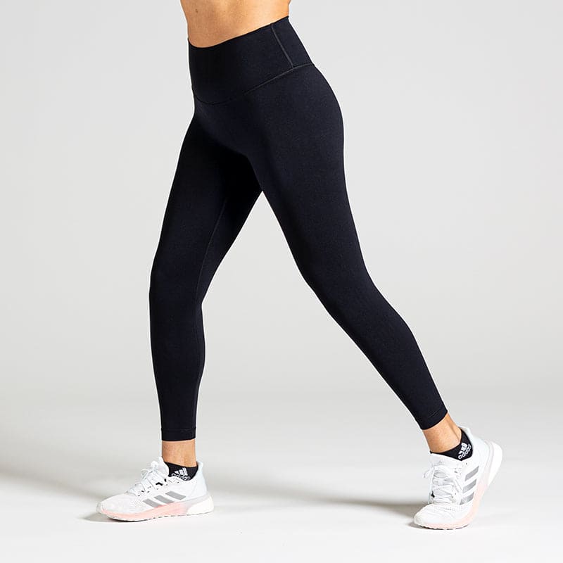 Performance Workout Leggings in Schwarz (Black); blickdichte High Waist Fitness-Leggings mit breitem Komfortbund für maximalen Halt beim Gym-Training.