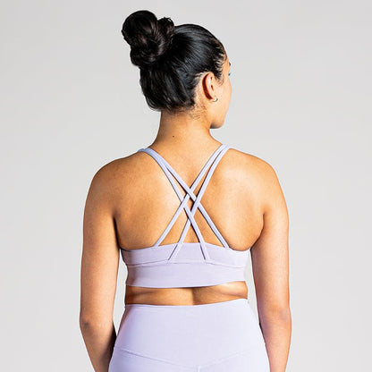 Performance Workout Sports Bra in Lavendel (Lavender Dew); funktionaler Sport-BH mit two-strap cross-back Design am Rücken für starken Halt und maximale Bewegungsfreiheit beim Fitness und Cardio-Training.