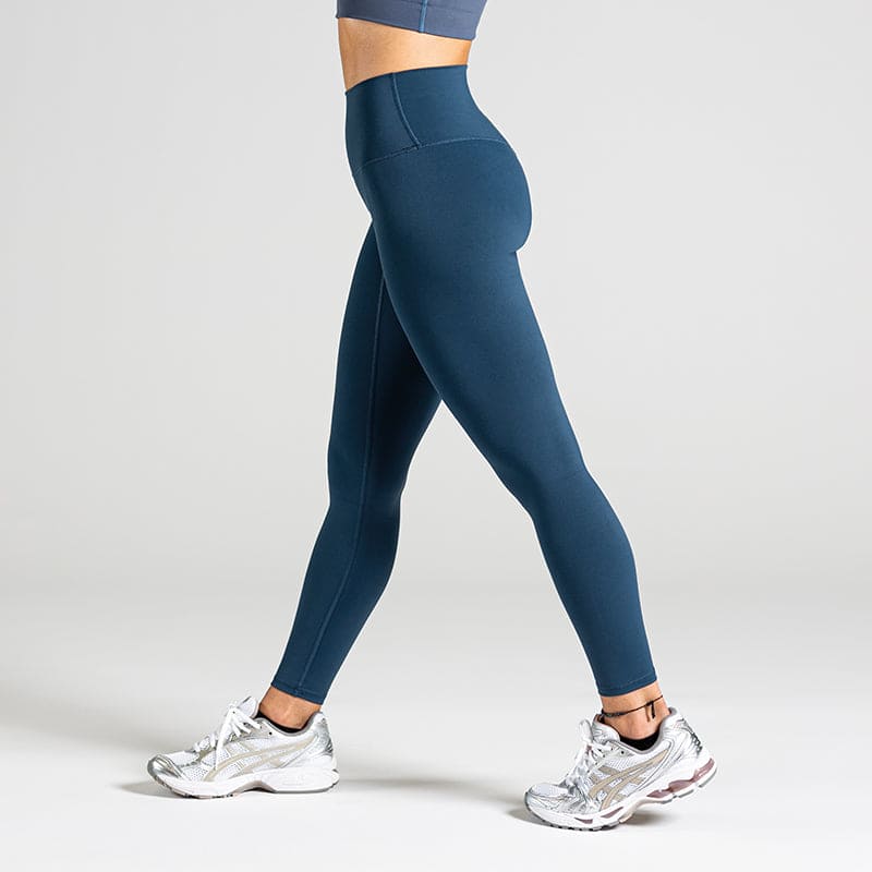 Essential Training Leggings in Grey Purple (Grauviolett); blickdichte High Waist Fitness-Leggings mit breitem Komfortbund für das Gym, Fitness und Cardio-Training.