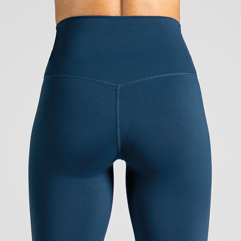 Essential Training Leggings in Grey Purple (Grauviolett); blickdichte High Waist Fitness-Leggings mit breitem Komfortbund für das Gym, Fitness und Cardio-Training.