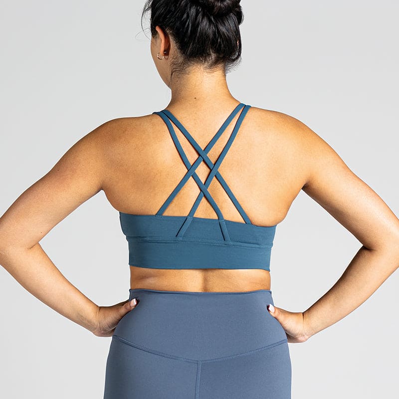 Performance Workout Sports Bra in Dunkelblau (Dark Blue); funktionaler Sport-BH mit two-strap cross-back Design am Rücken für starken Halt und maximale Bewegungsfreiheit beim Fitness und Cardio-Training.