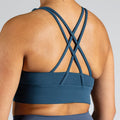 Performance Workout Sports Bra in Dunkelblau (Dark Blue); funktionaler Sport-BH mit two-strap cross-back Design am Rücken für starken Halt und maximale Bewegungsfreiheit beim Fitness und Cardio-Training.