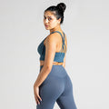 Performance Workout Sports Bra in Dunkelblau (Dark Blue); funktionaler Sport-BH mit two-strap cross-back Design am Rücken für starken Halt und maximale Bewegungsfreiheit beim Fitness und Cardio-Training.