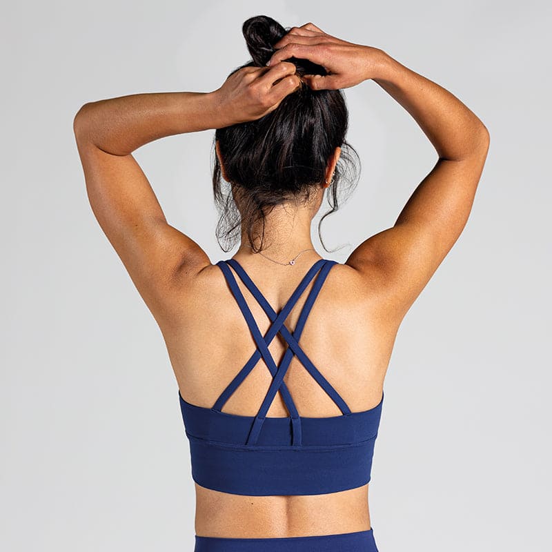 Essential Training Bra in Dunkelblau (Night Sea); funktionaler Sport-BH mit Two-Strap Cross-Back Design für optimalen Halt beim Fitness-Training.