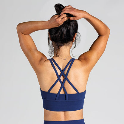 Essential Training Bra in Dunkelblau (Night Sea); funktionaler Sport-BH mit Two-Strap Cross-Back Design für optimalen Halt beim Fitness-Training.