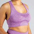 Seamless Yoga Bra in Lila (Purple); nahtloser Sport-BH mit Racerback und Mesh-Details für Belüftung bei Yoga, Pilates und low-impact Training.