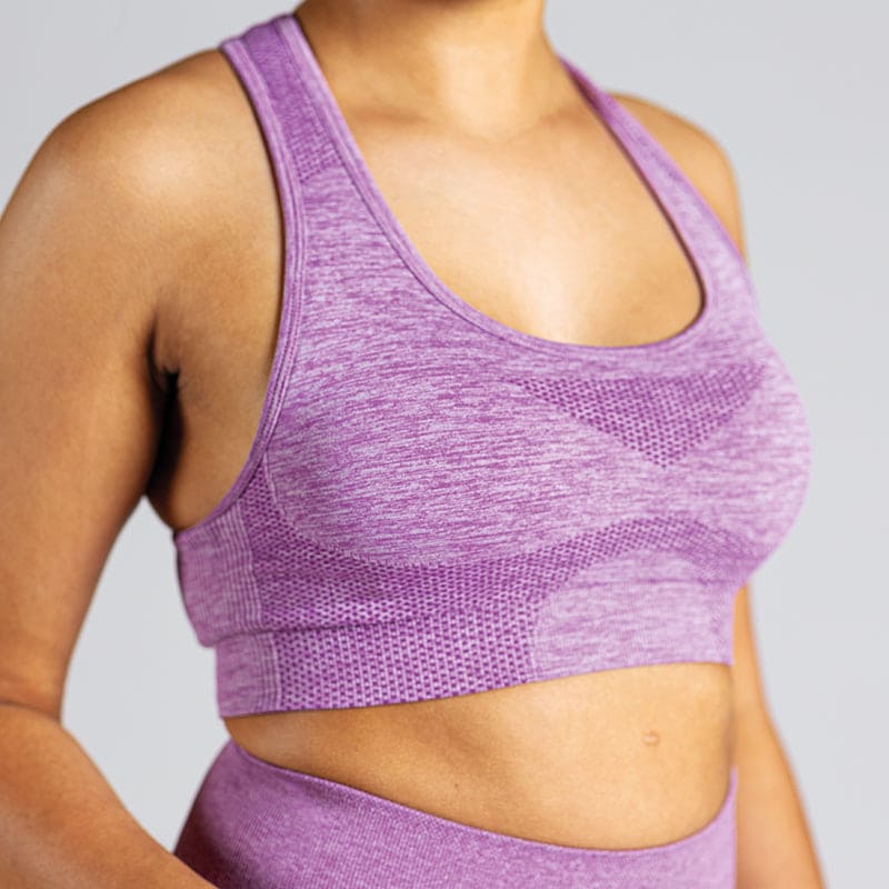 Seamless Yoga Bra in Lila (Purple); nahtloser Sport-BH mit Racerback und Mesh-Details für Belüftung bei Yoga, Pilates und low-impact Training.