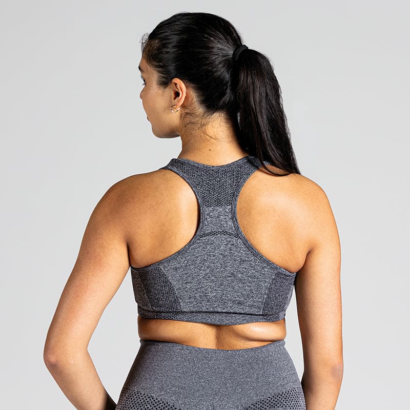 Seamless Yoga Bra in Dunkelgrau (Dark Grey); nahtloser Sport-BH mit Racerback und Mesh-Details für Belüftung bei Yoga, Pilates und low-impact Training.