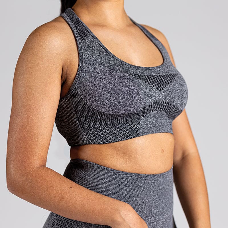 Seamless Yoga Bra in Dunkelgrau (Dark Grey); nahtloser Sport-BH mit Racerback und Mesh-Details für Belüftung bei Yoga, Pilates und low-impact Training.