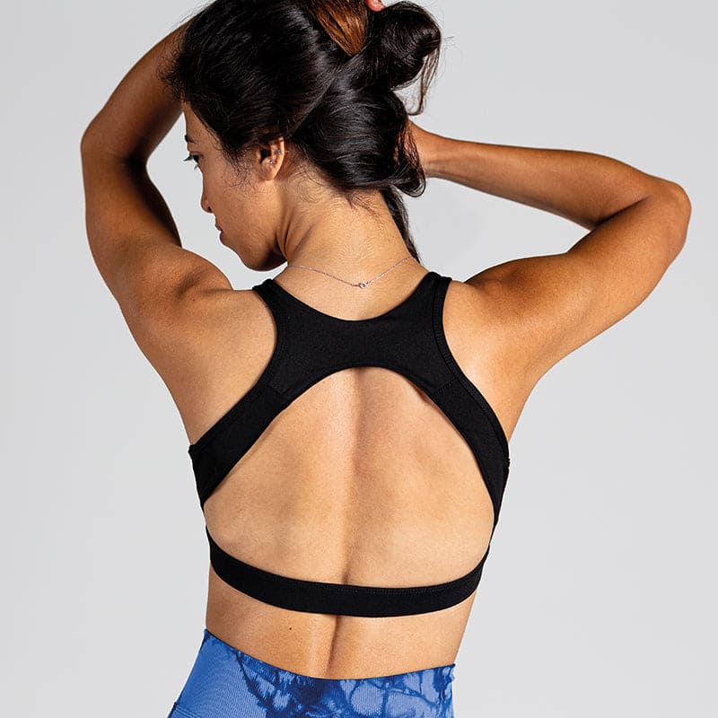 Comfort Padded Yoga Bra in Schwarz; gepolsterter Sport-BH mit Wrap-Optik und tiefem Rückenausschnitt für Yoga, Pilates und low-impact Training.