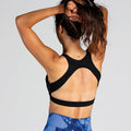 Comfort Padded Yoga Bra in Schwarz; gepolsterter Sport-BH mit Wrap-Optik und tiefem Rückenausschnitt für Yoga, Pilates und low-impact Training.