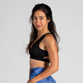 Comfort Padded Yoga Bra in Schwarz; gepolsterter Sport-BH mit Wrap-Optik und tiefem Rückenausschnitt für Yoga, Pilates und low-impact Training.