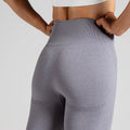 Sculpting Workout Leggings in Grau; blickdichte High Waist Leggings mit Contour-Shaping Effekt für eine formende Passform im Gym.