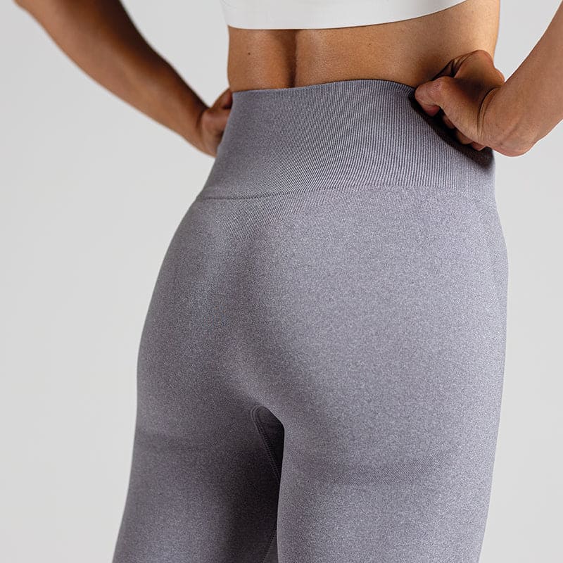 Sculpting Workout Leggings in Grau; blickdichte High Waist Leggings mit Contour-Shaping Effekt für eine formende Passform im Gym.