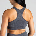 Soft Flow Yoga Bra in Grau; nahtloser Sport BH mit Racerback und Mesh-Details für Belüftung bei Yoga, Pilates und low-impact Training.