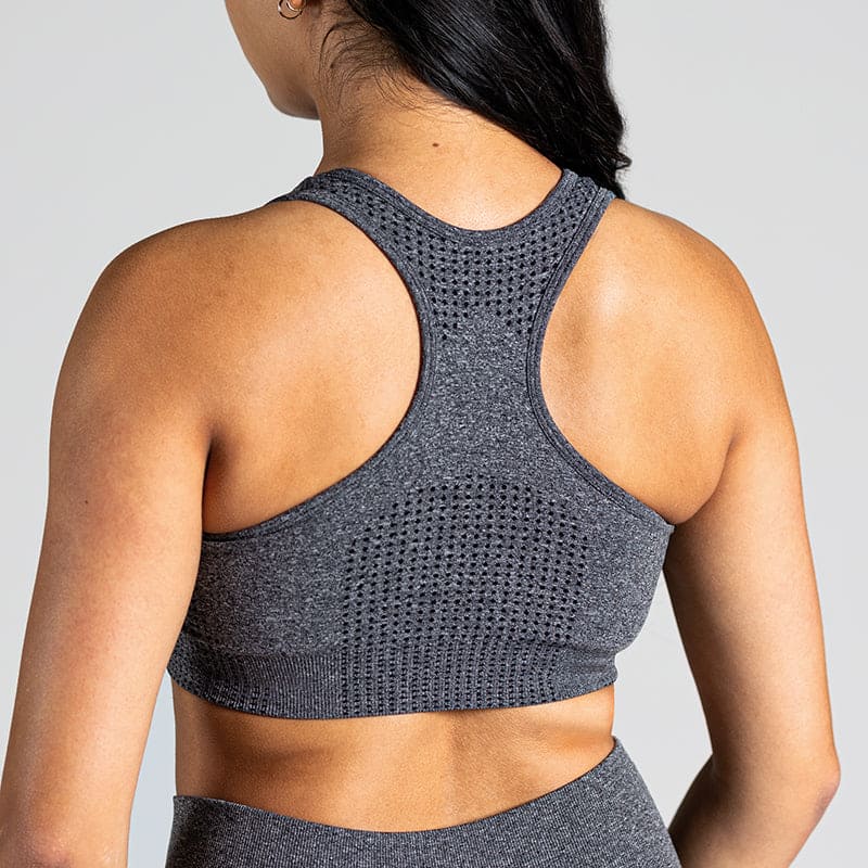 Soft Flow Yoga Bra in Grau; nahtloser Sport BH mit Racerback und Mesh-Details für Belüftung bei Yoga, Pilates und low-impact Training.
