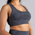 Soft Flow Yoga Bra in Grau; nahtloser Sport BH mit Racerback und Mesh-Details für Belüftung bei Yoga, Pilates und low-impact Training.