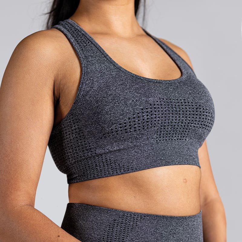 Soft Flow Yoga Bra in Grau; nahtloser Sport BH mit Racerback und Mesh-Details für Belüftung bei Yoga, Pilates und low-impact Training.