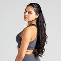 Soft Flow Yoga Bra in Grau; nahtloser Sport BH mit Racerback und Mesh-Details für Belüftung bei Yoga, Pilates und low-impact Training.