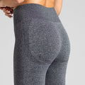 Soft Flow Yoga Leggings in Grau; nahtlose High Waist Sport-Leggings mit Mesh-Details für Yoga, Pilates und low-impact Training.