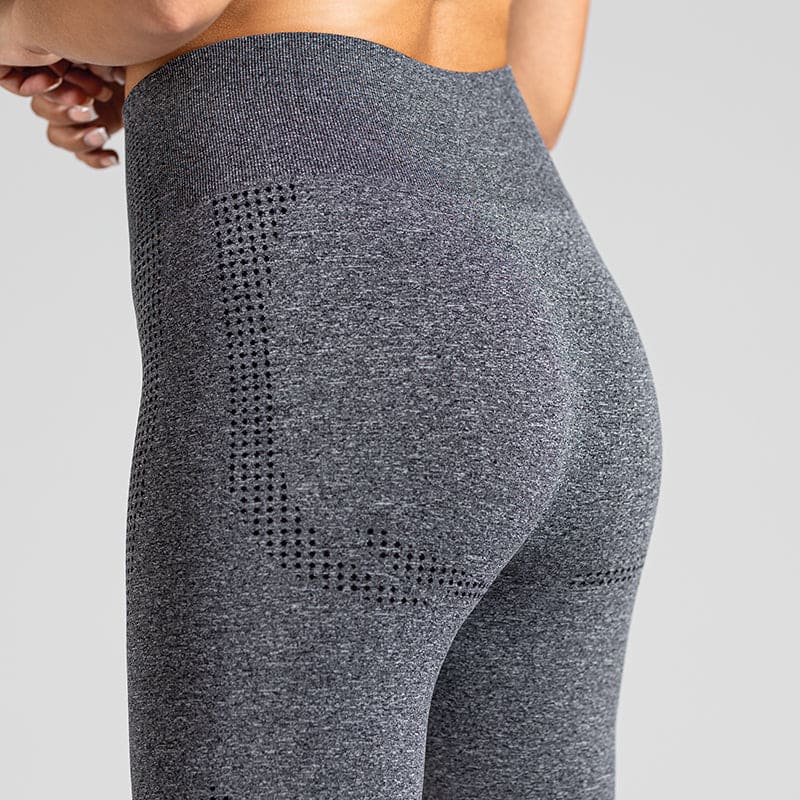 Soft Flow Yoga Leggings in Grau; nahtlose High Waist Sport-Leggings mit Mesh-Details für Yoga, Pilates und low-impact Training.