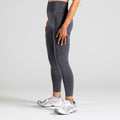 Sculpting Workout Leggings in Schwarz; blickdichte High Waist Leggings mit Contour-Shaping Effekt für eine formende Passform im Gym.
