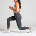Sculpting Workout Leggings in Schwarz; blickdichte High Waist Leggings mit Contour-Shaping Effekt für eine formende Passform im Gym.