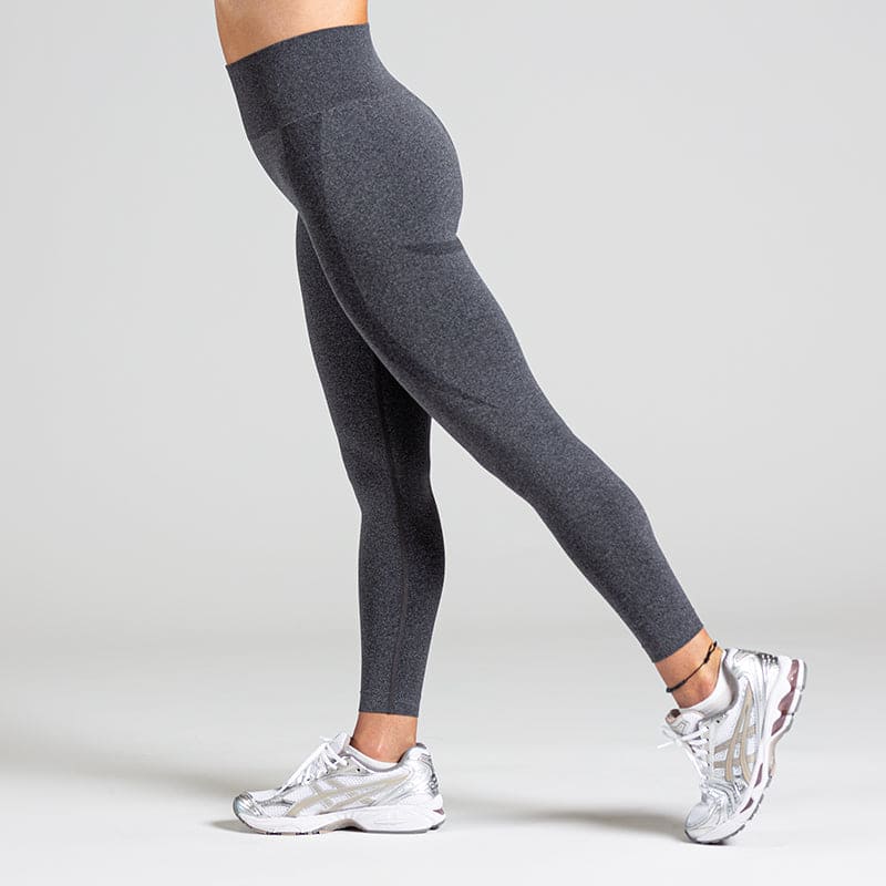 Sculpting Workout Leggings in Schwarz; blickdichte High Waist Leggings mit Contour-Shaping Effekt für eine formende Passform im Gym.